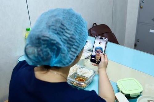 Sau cánh cửa cấp cứu (2): Bữa cơm vội và giấc ngủ ngắn