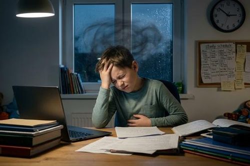 Vì sao trẻ thường xuyên đau bụng dù đi khám không ra bệnh?