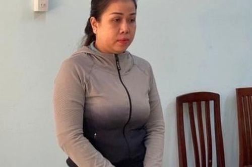 Cầm bình xịt hơi cay và dao bấm 'giải cứu' chồng, người vợ đâm thương tích đối phương