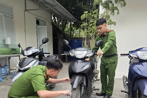 3 giây mất xe, cảnh báo 'siêu trộm' bẻ khóa xe số giữa ban ngày