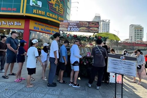 Xử lý xe bánh mì vỉa hè hút khách Tây xếp hàng chờ mua ở Đà Nẵng