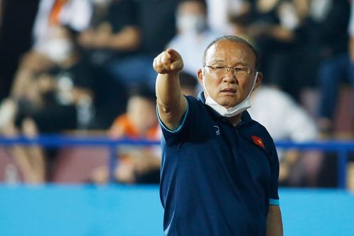 HLV Park tặng 'món quà Son Heung-min' cho Ngọc Hải, Văn Hậu