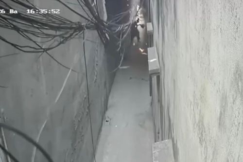 Clip sự cố tóe điện gần tòa nhà cháy ở Lĩnh Nam gây xôn xao