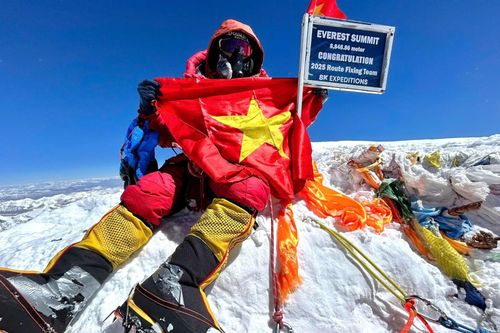 Cựu nhà báo chinh phục đỉnh Everest