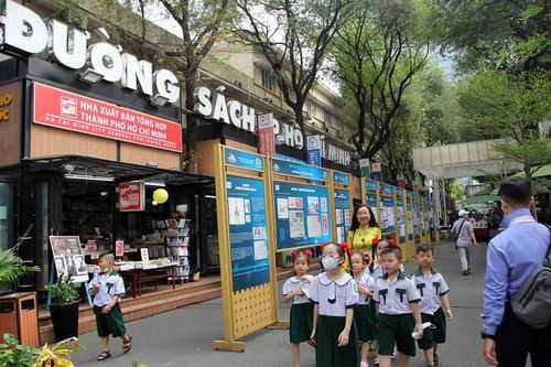 Khách đến tăng cao, mua sách sụt giảm
