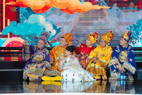 Táo quân 'trái mùa' trở lại với tiểu phẩm 'Hái hoa dân chủ'