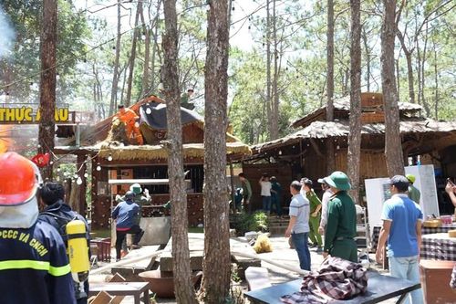 Quảng Ngãi: Cháy lớn tại Khu phố đêm Măng Đen, 6 gian hàng bị thiệt hại