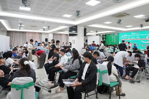 Hơn 450 'giọt máu sẻ chia' tại Ngày hội hiến máu