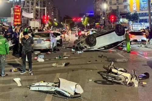 Tạm giữ hình sự tài xế gây tai nạn liên hoàn trên phố Trung Kính
