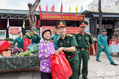 'Rau sạch quân sự' vun đắp tình quân dân
