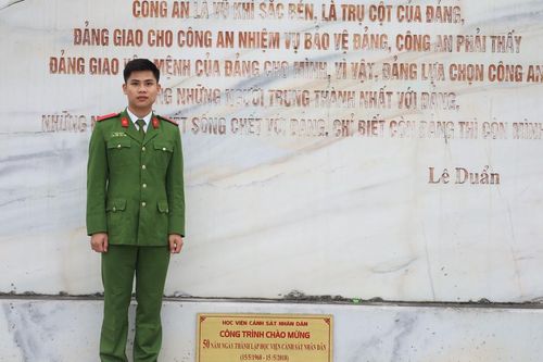 Từ cậu học sinh dựng lán bắt sóng học online đến chàng sinh viên Học viện Cảnh sát nhân dân