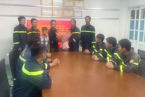 Gia đình bé trai mắc kẹt giữa hai bức tường cảm ơn lực lượng cứu hộ