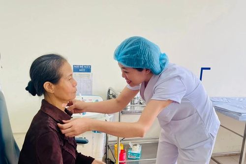 Cắt u nang giáp móng bẩm sinh cho người phụ nữ 67 tuổi