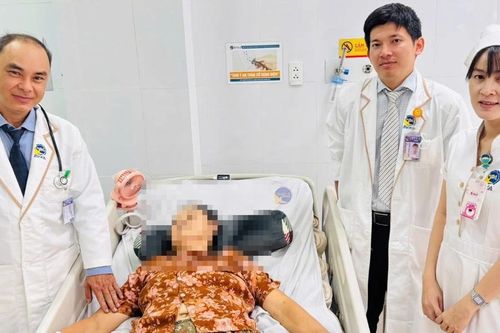 Kỹ thuật nội soi lồng ngực cứu bệnh nhân tràn máu phổi nặng tại Vĩnh Long