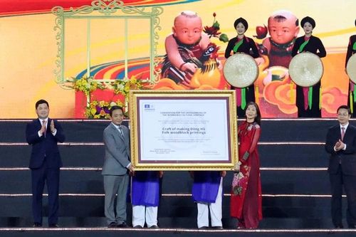 Bắc Ninh đón nhận Bằng UNESCO ghi danh nghề làm tranh dân gian Đông Hồ