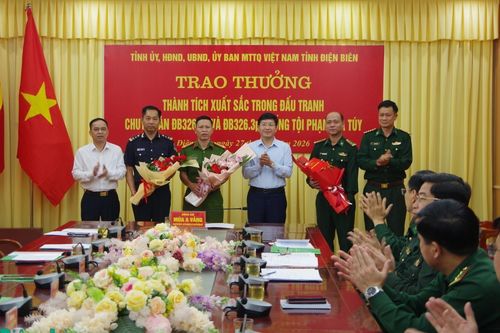 Trao thưởng thành tích xuất sắc trong đấu tranh phòng, chống tội phạm ma túy