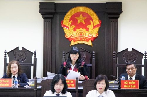 Cựu hiệu trưởng THCS Ba Đình bật khóc trước bản án 36 tháng tù vì thu tiền dạy thêm 15.000 đồng/tiết