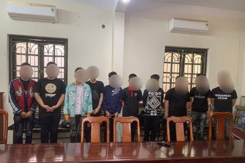 Khởi tố 11 thanh thiếu niên mang dao, đinh ba truy đuổi, hành hung người đi đường