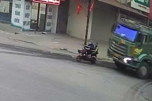 Khởi tố lái xe sử dụng điện thoại, gây tai nạn khiến 2 người tử vong