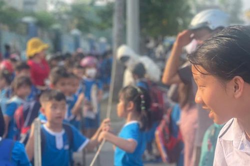 Sự thật 'trẻ không học bán trú bị đuổi ra ngoài bêu nắng'