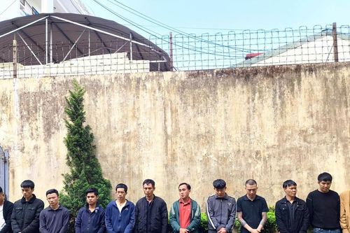 Triệt phá sới bạc trong trại lợn, khởi tố 17 đối tượng