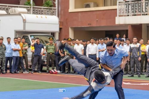 Mãn nhãn màn võ thuật: Chiến sĩ Cảnh vệ ra đòn nhanh, kết thúc gọn đối thủ