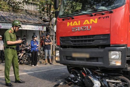 Va chạm giữa xe tải và xe máy trên quốc lộ, cụ ông 80 tuổi tử vong tại chỗ