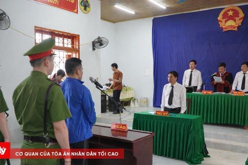 Lôi kéo người chưa thành niên dùng ma túy