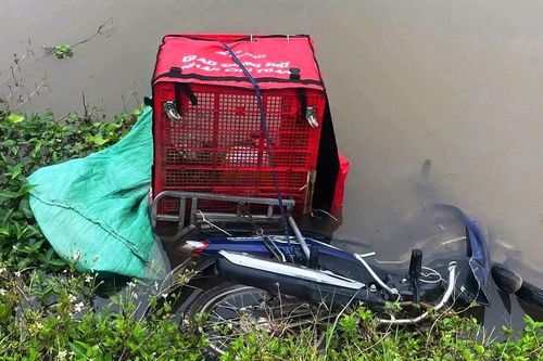 Phát hiện thi thể nam shipper cùng xe máy dưới mương nước ở Ninh Bình