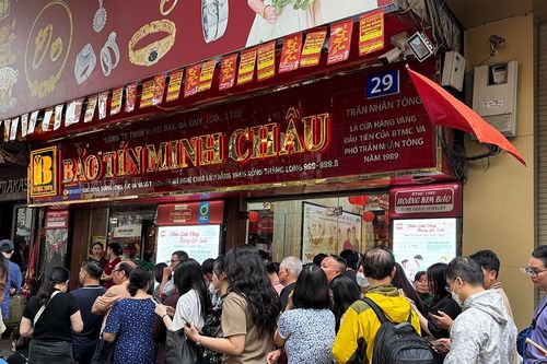 Loạt tiệm vàng nổi tiếng ở Hà Nội vắng tanh, Bảo Tín Minh Châu mua dưới 2 chỉ giao ngay