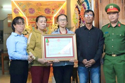 Truy tặng Huân chương Bảo vệ Tổ quốc hạng Ba cho thiếu tá Nguyễn Xuân Hải