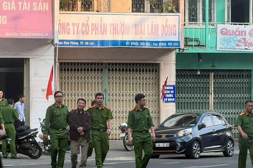 Công an xuất hiện tại nơi làm việc của Giám đốc Trung tâm dịch vụ đấu giá Lâm Đồng
