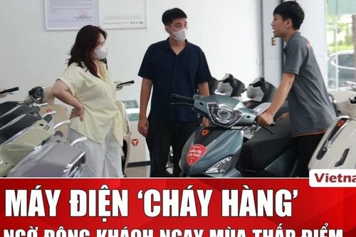 Xe máy điện 'cháy hàng', khách xếp hàng đặt cọc chờ xuyên tháng