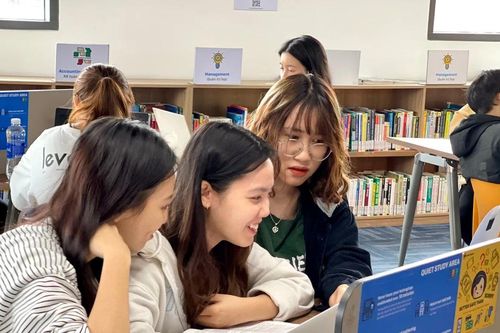 Sinh viên 'cắt càphê' để thích ứng trong thời buổi 'bão giá'