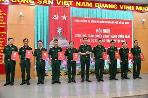 Trên 170 sĩ quan dự bị được thăng quân hàm tại TP Hồ Chí Minh