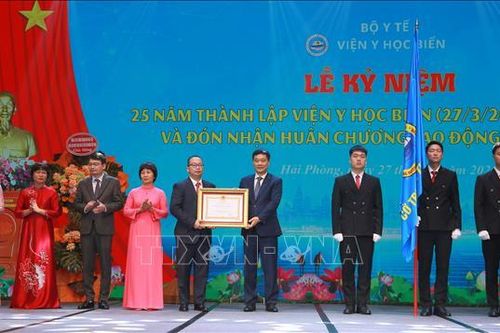 Phó Chủ tịch Quốc hội Vũ Hồng Thanh dự lễ kỷ niệm 25 năm thành lập Viện Y học biển