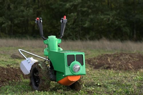 Máy kéo dùng năng lượng mặt trời mang lại hy vọng cho nông dân ở quốc gia Đông Phi