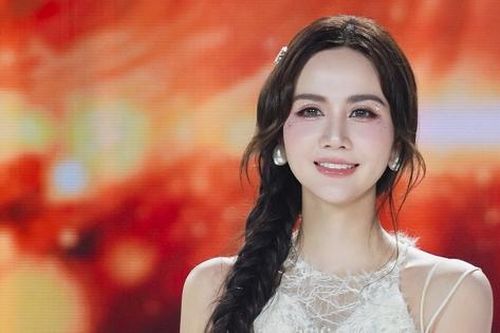 'Mỹ nhân hàng đầu của VTV': Tài năng, làm mẹ đơn thân, quyến rũ tuổi 36
