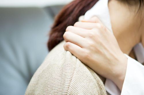 Bị đau cổ suốt 1 tuần, cô gái 20 tuổi sốc khi phát hiện ung thư giai đoạn cuối