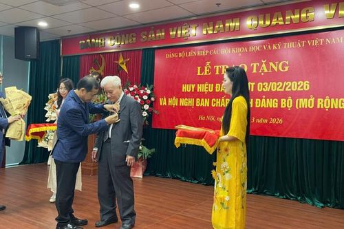 Đảng ủy VUSTA trao tặng Huy hiệu Đảng cho 35 đảng viên