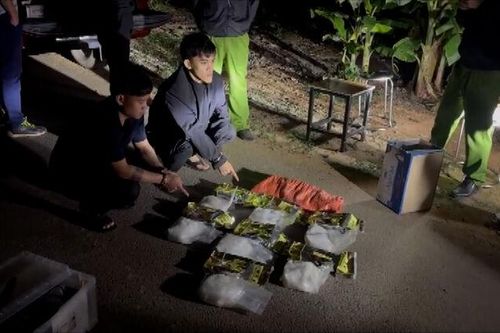 Bắt hai đối tượng vận chuyển 7kg ma túy đá