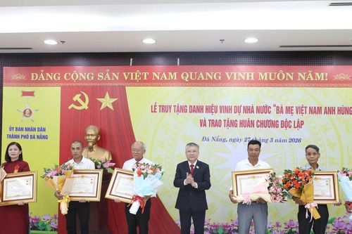 Truy tặng danh hiệu Bà mẹ Việt Nam anh hùng và tặng thưởng Huân chương Độc lập hạng Ba cho gia đình liệt sĩ