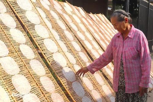 Làng bánh tráng đỏ lửa quanh năm