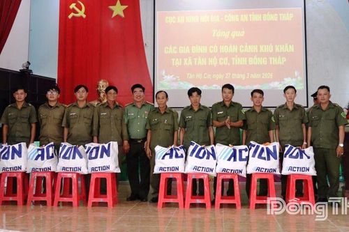 Tặng quà các gia đình có hoàn cảnh khó khăn tại xã Tân Hộ Cơ