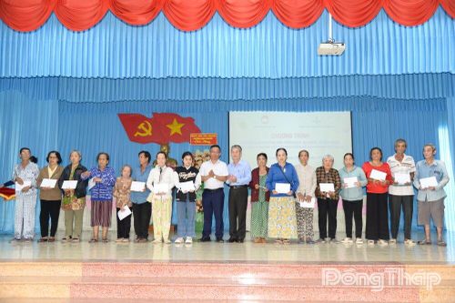 Trao tặng 100 phần quà cho gia đình chính sách, hộ có hoàn cảnh khó khăn trên địa bàn phường Đạo Thạnh