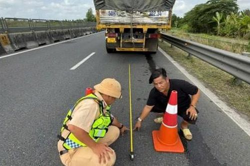 Xe gặp sự cố trên cao tốc: Đặt cảnh báo sai khoảng cách, hiểm họa khôn lường