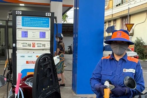 Giá xăng dầu tiếp tục giảm mạnh đến hơn 5.600 đồng/lít trong đêm 26-3