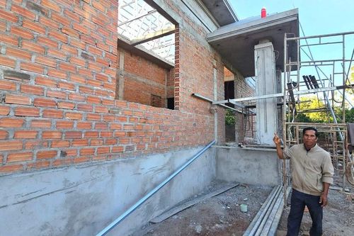 Thợ xây địa phương góp phần đổi thay buôn làng