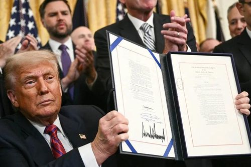 Chữ ký Tổng thống Mỹ Donald Trump lần đầu được in trên tiền giấy USD