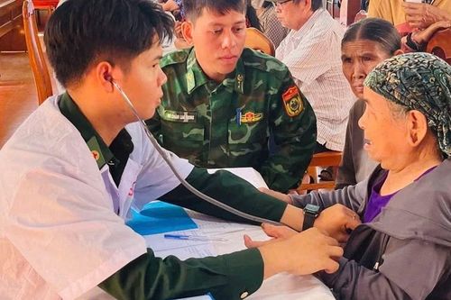 Khám bệnh, cấp thuốc miễn phí cho người dân xã biên giới Ia Dom
